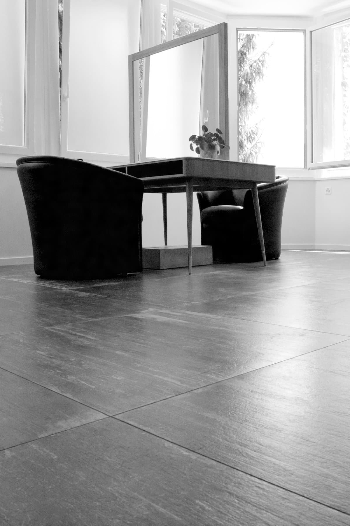 Intérieur du salon Alex Coiffure à Bulle, ambiance contemporaine en noir et blanc